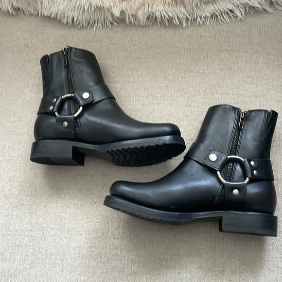 FRYE Veronica Harness Short Boots- 6.5 - Picture 2 of 6